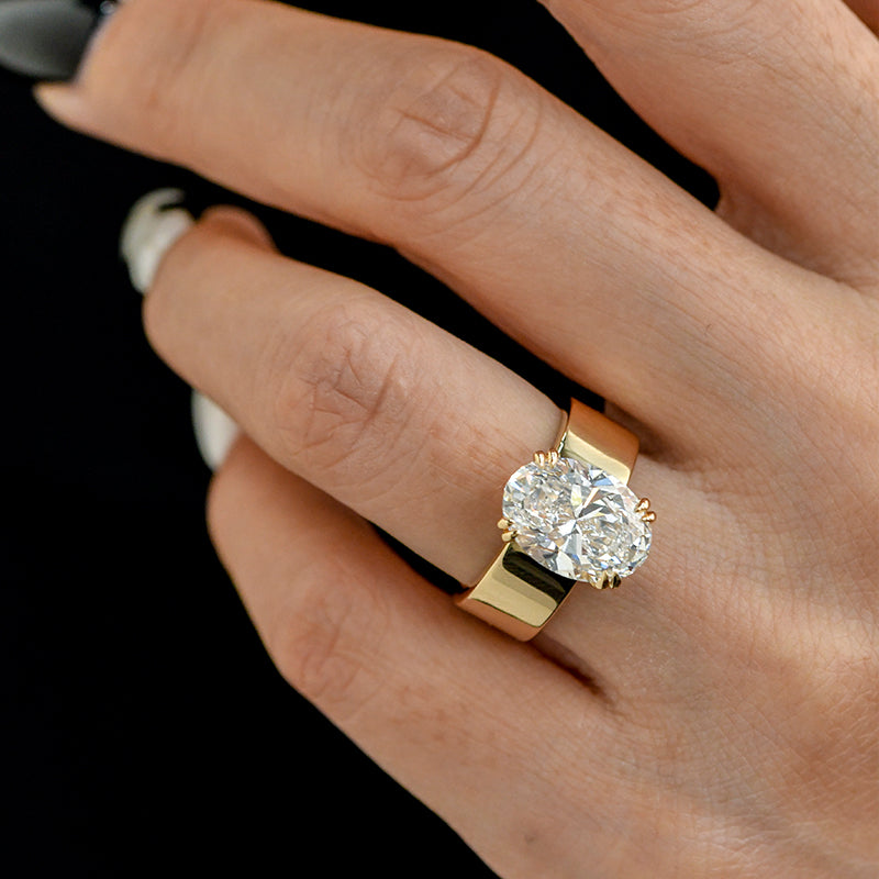 Lara – Inel solitar cu piatră rotundă în finisaj auriu.